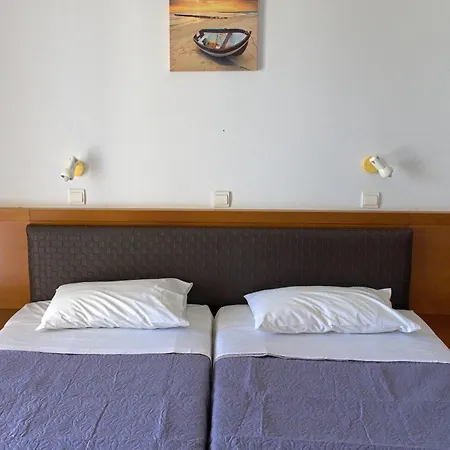 アパートホテル Amoudi Studios Apartments Hotel 3*